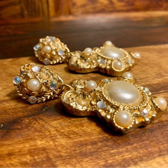1980’s Vintage Glass Pearl Gold Plate Clip On Earrings Fit For a Queen - Picture 8 of 8